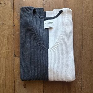 Abercrombie & Fitch V-Neck Sweater in Charcoal and White
